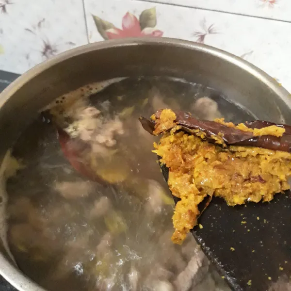 Masukkan bumbu halus yang telah ditumis ke dalam air rebusan daging.