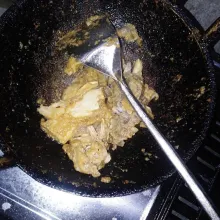 Tumis bumbu hingga matang, masukkan daging. Tumis hingga keluar air.