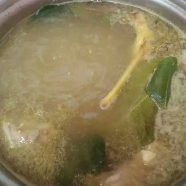 Masukkan tumisan bumbu halus ke rebusan daging, masukkan juga daun salam sereh, kapulaga, bumbu rempah, lada, garam,  kaldu bubuknya, masak hingga daging kambing empuk sekitar 1 jam.