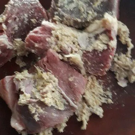 Campur daging sapi dengan bumbu halus.