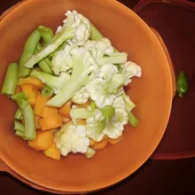 Potong sayur sesuai selera, cuci bersih.