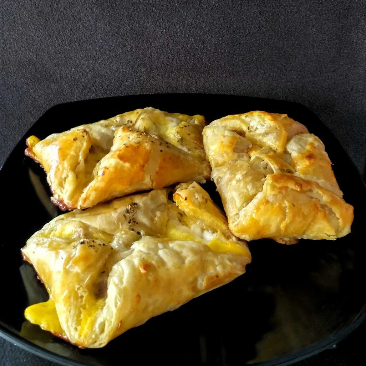 Resep Sausage & Cheese Puff Pastry Pocket Sederhana Rumahan di Yummy App