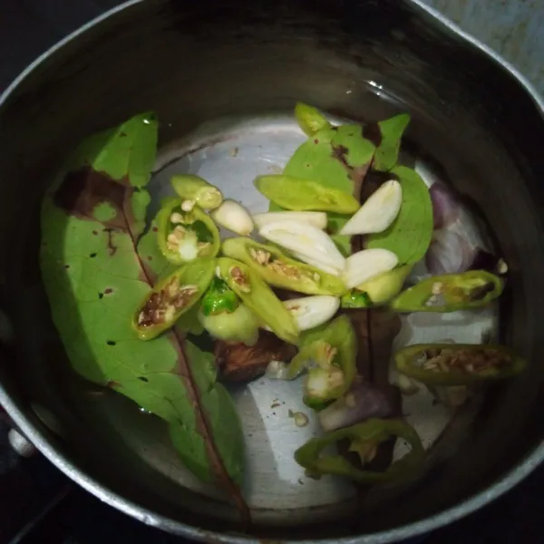 Rebus air, masukkan bawang merah putih, cabai, lengkuas, dan daun salam masak sampai mendidih.