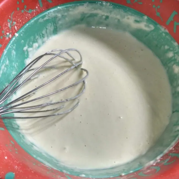 Campur tepung terigu, garam, baking powder dan santan, aduk hingga rata.