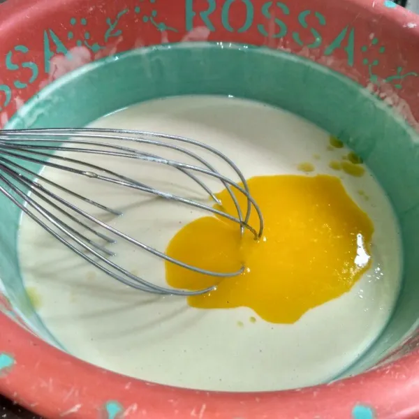 Masukkan margarin dan aduk rata, tepok-tepok adonan dengan whisk sekitar 3-4 menit.
