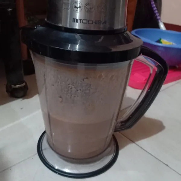 Blender ubi dan susu coklat hingga halus