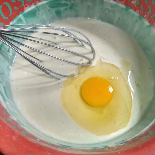Masukkan telur dan aduk rata.