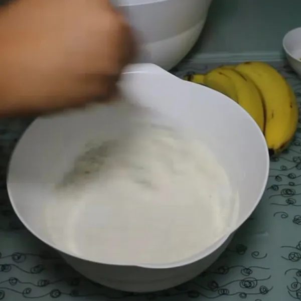 Campurkan tepung, garam, gula, soda kue dan baking powder hingga merata.