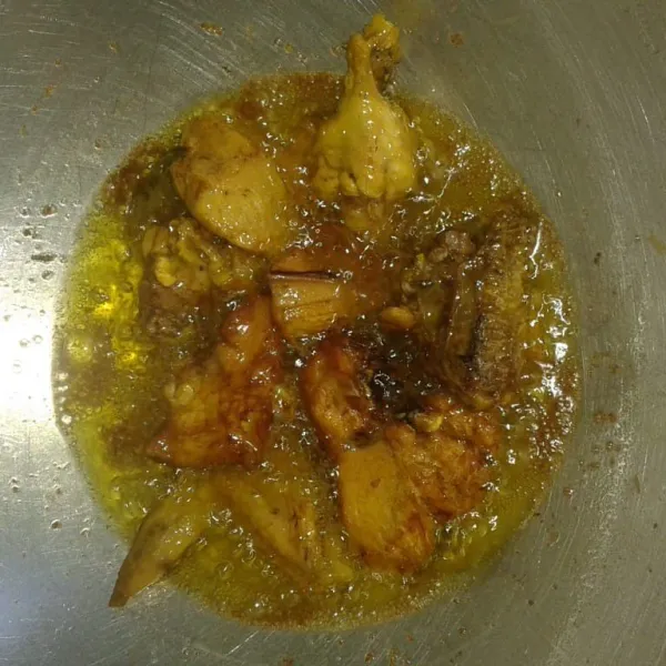 Goreng ayam dalam minyak panas sampai 3/4 matang