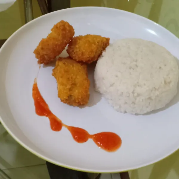 Sajikan nugget goreng dengan nasi hangat.