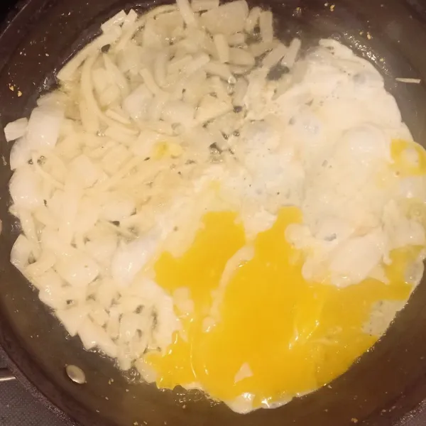 Masukkan telur dan aduk