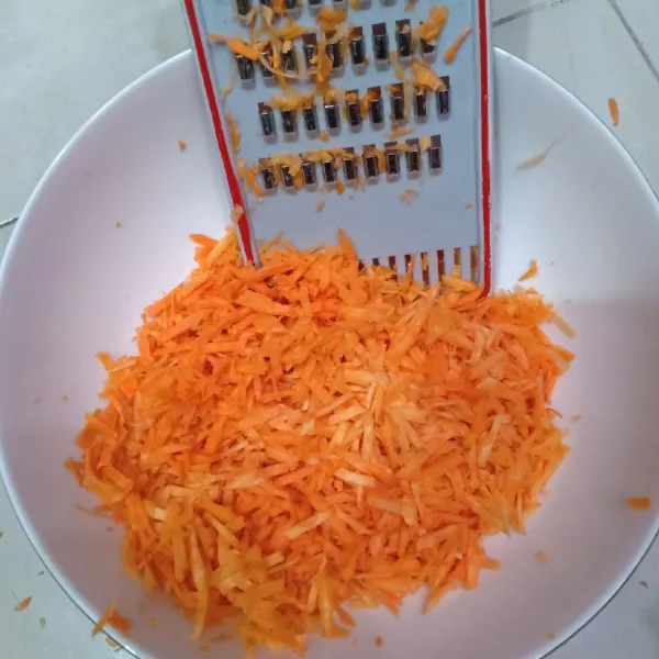 Kupas wortel lalu cuci bersih. Serut kasar wortel atau bisa juga dipotong-potong seperti korek.