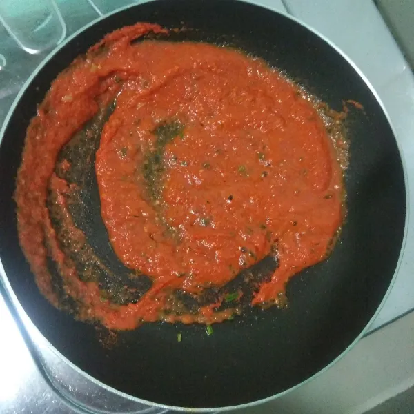 Panaskan minyak lalu masak bumbu halus hingga harum.