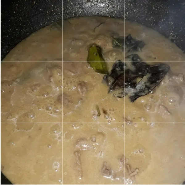 Lalu tambahkan santan kental, gula jawa dan garam.