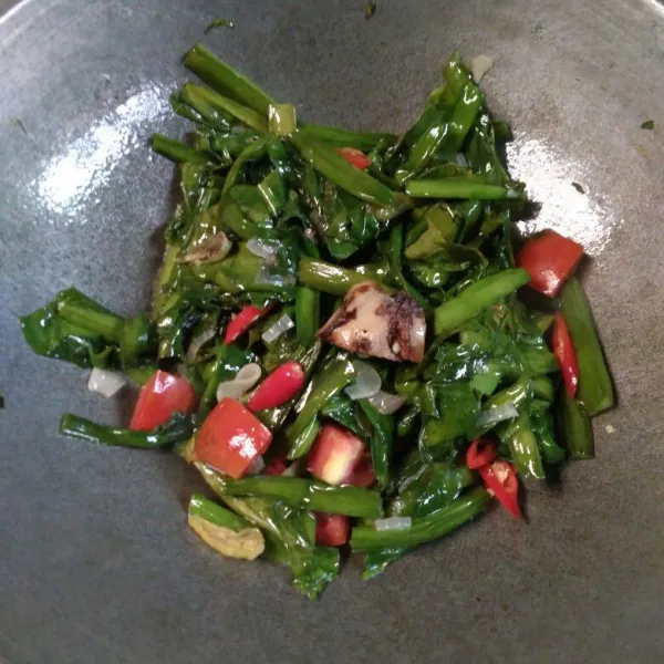 Masukkan tomat dan cabai merah. Tambahkan gula, kaldu bubuk dan garam. Aduk rata. Masak sampai matang. Tes rasa.