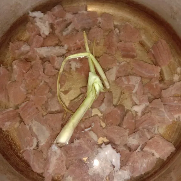 Rebus daging yang sudah diiris dadu bersama 1 helai serai yang diikat.