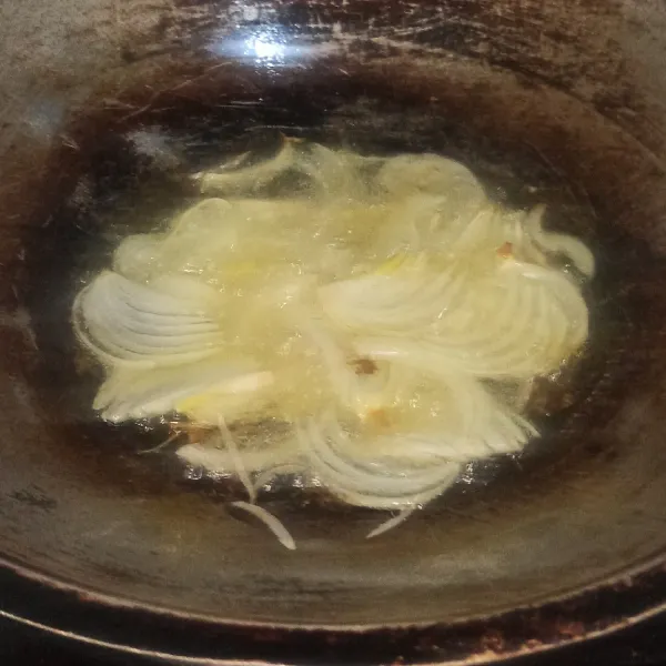 Panaskan minyak, setelah dirasa panas masukkan bawang bombay yang telah diiris.