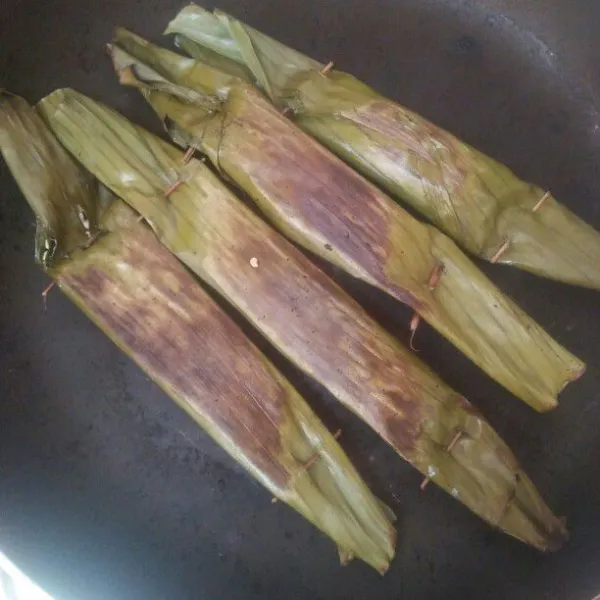 Setelah matang angkat dinginkan lalu bakar di atas teflon sampai kulit pisangnya mengering.