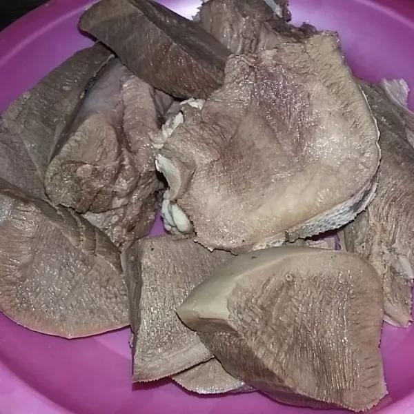Potong daging melintang sesuai serat.