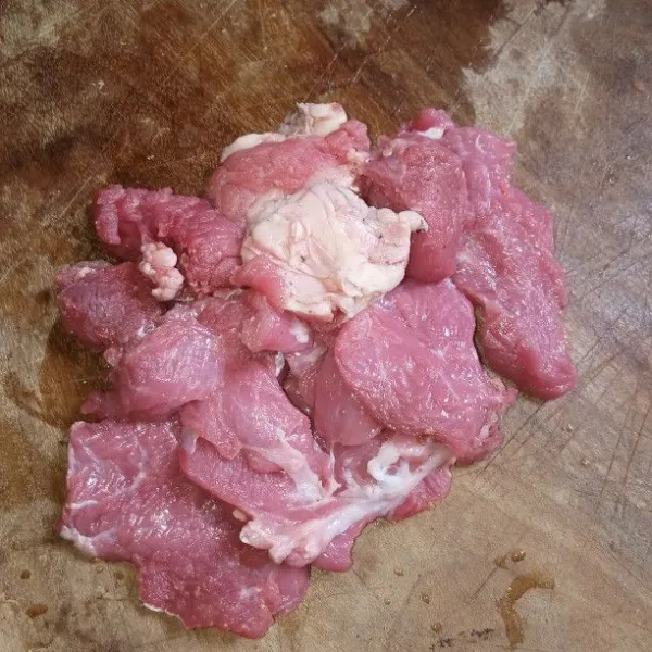 Siapkan daging sapi lalu potong.