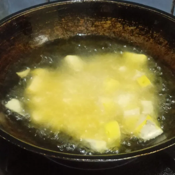 Pertama-tama, goreng terlebih dahulu tahu yang sudah dipotong ke dalam minyak panas. Setelah tahu berubah warna menjadi kecoklatan, angkat dan tiriskan.