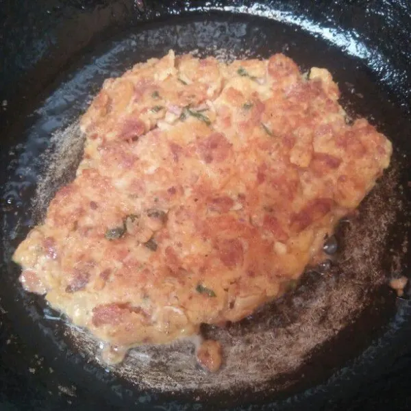 Ambil secukupnya adonan steak bentuk memanjang pipihkan, lalu panaskan di teflon sampai steak matang.