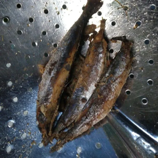 Goreng ikan pindang setengah matang, tiriskan.