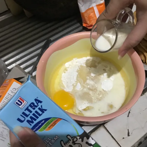 Tambahkan adonan basah seperti telur dan susu.