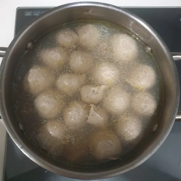 Nyalakan api dan rebus bakso sampai terapung. angkat dan tiriskan.