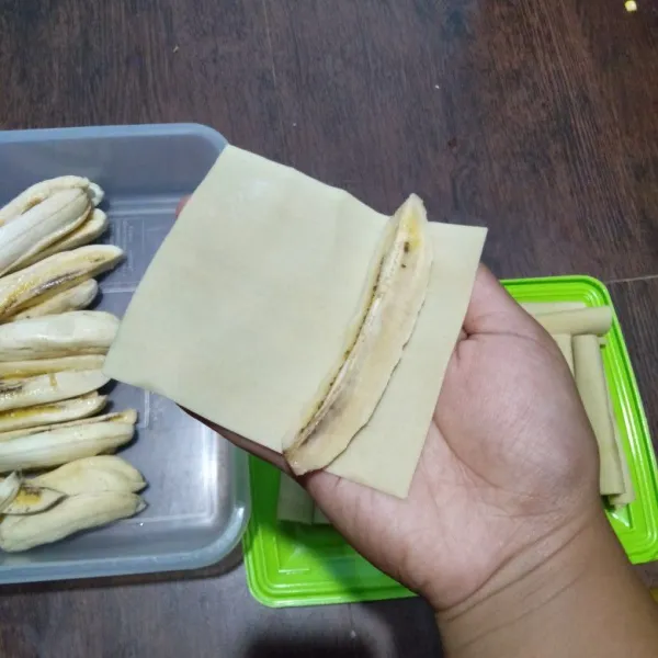 Letakkan pisang pada kulit pangsit lalu roll.