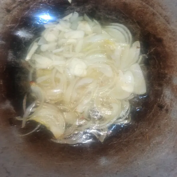 Setelah bawang bombay tercium wanginya, masukkan bawang putih yang telah diiris.