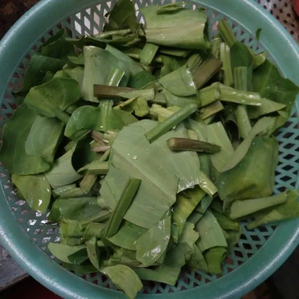 Potong-potong genjer. Cuci sampai bersih. Sisihkan