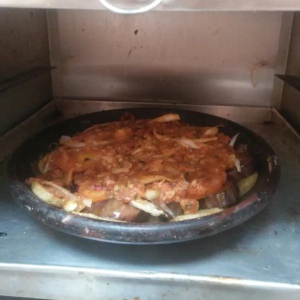 Masukan ke oven yang sudah di panaskan, panggang selama 30 menit.