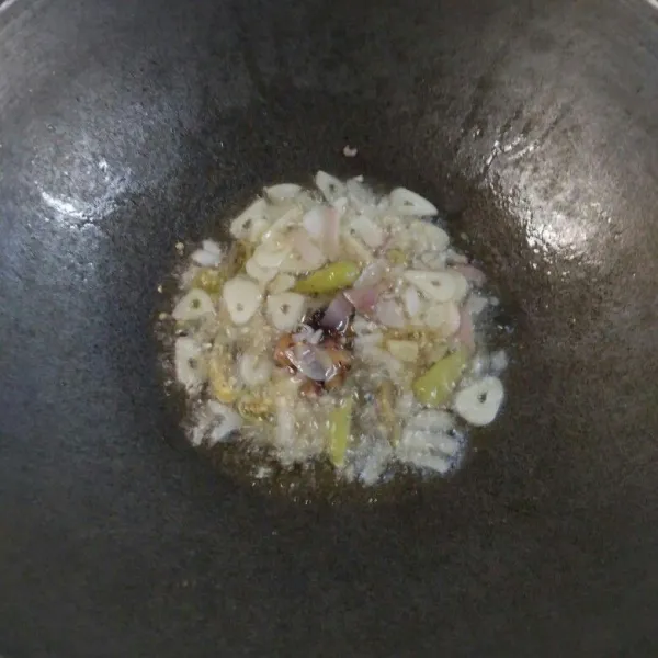 Tumis bawang bombay, bawang putih dan cabai rawit bersama lengkuas sampai wangi dan matang.