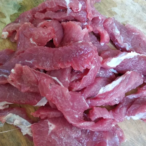 Masukkan daging ke dalam freezer biarkan sampai setengah beku kemudian potong tipis tipis memanjang.