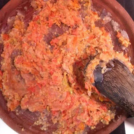 Siapkan cobek, lalu ulek cabai dan bawang merah goreng hingga halus.