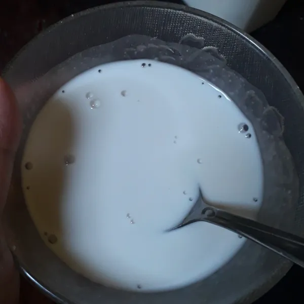 Peras kelapa ambil santan kentalnya, disini kelapa saya blender ambil santan kentalnya.