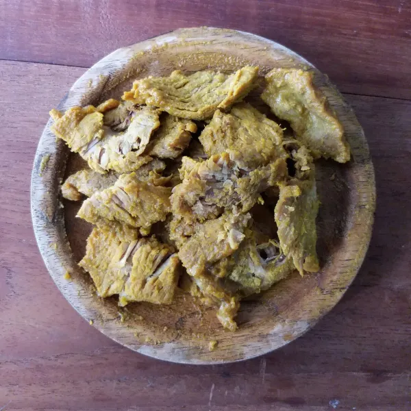 Ambil daging lalu pukul-pukul dengan pemukul daging hingga seratnya keluar.