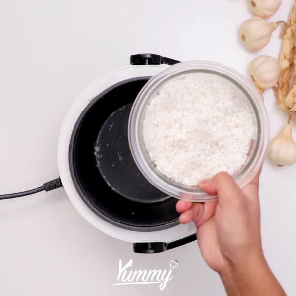 Siapkan rice cooker lalu tuangkan beras yang telah dicuci bersih.