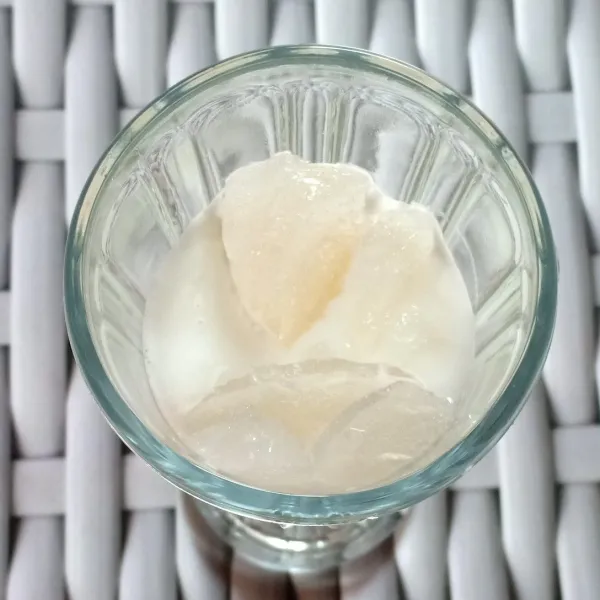 Tuang dalam gelas berisi larutan fiber cream