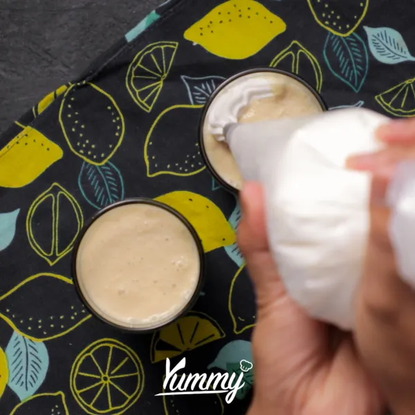 Hias dengan krim kocok dan remahan biskuit di atasnya. Sajikan selagi dingin.