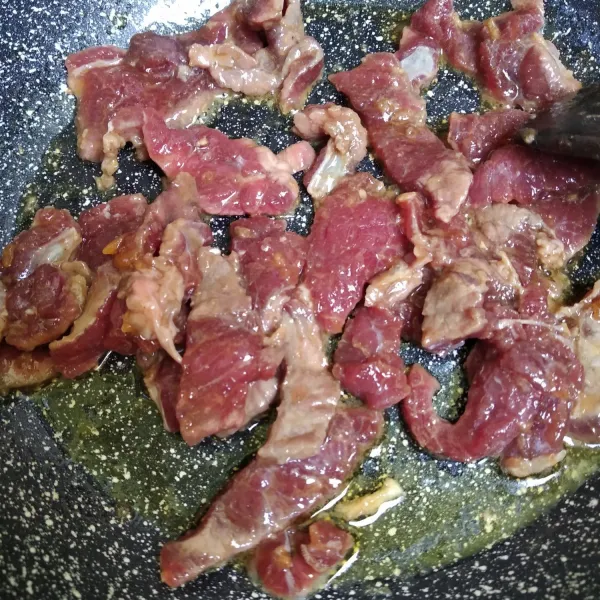 Masukkan daging yang telah di marinasi, masak sampai daging berubah warna.