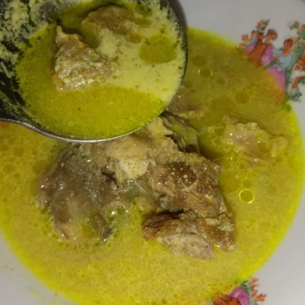 Tuang soto ke dalam mangkok, lalu tambahkan bahan pelengkap. Soto daging betawi siap untuk disajikan.