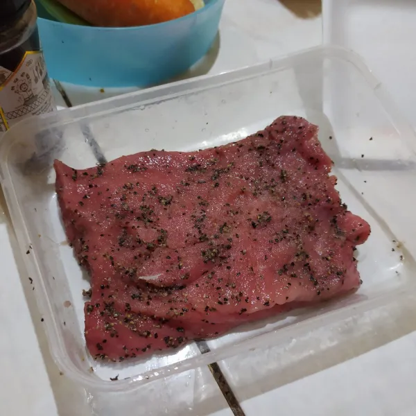 Baluri daging dengan sejumput garam dan pada hitam, diamkan dalam kulkas selama 1 jam.