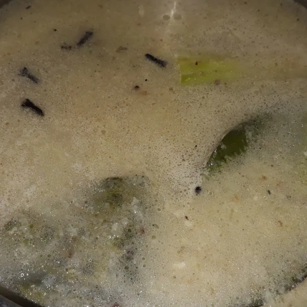 Tumis bumbu halus hingga wangi tambahkan daun salam, sereh, jeruk, lengkuas tambahkan dagingnya aduk rata.