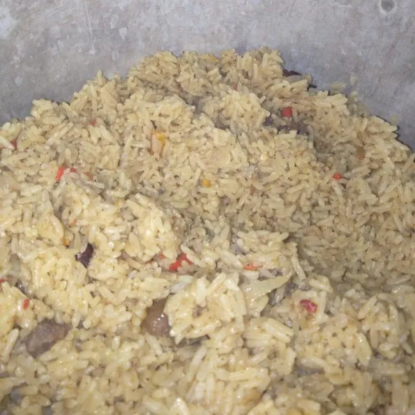Panaskan pengukusan masukkan beras yang sudah diaron tadi, masak hingga matang selama 35 menit.