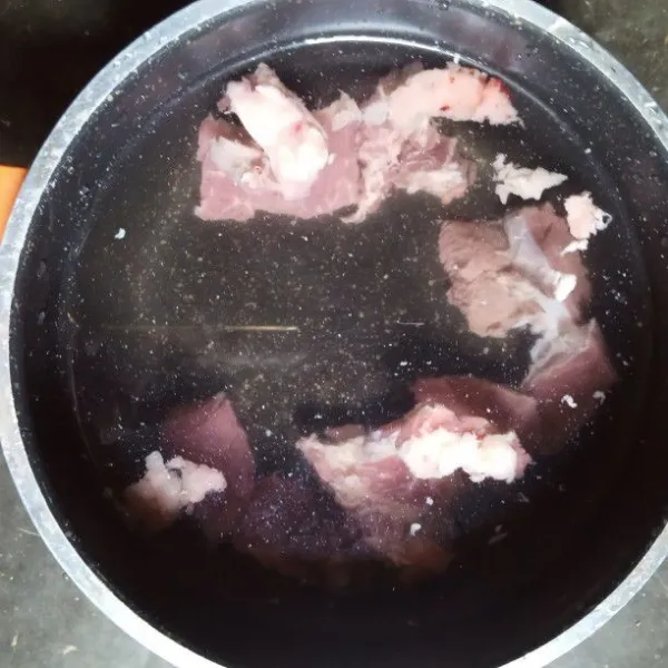 Siapkan pan masukan air dan daging sapi, lalu masak sampai matang angkat.