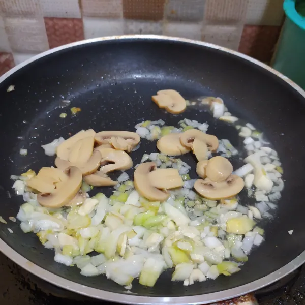 Tumis bawang bombay dan bawang putih, tambahkan jamur kancing.