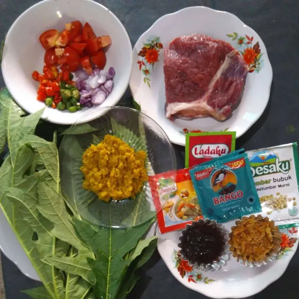 Siapkan bahan : daging sapi, kecap manis, air asam Jawa, gula merah, merica bubuk, ketumbar bubuk, kaldu bubuk, bawang merah iris, cabe rawit iris, tomat iris, bumbu halus yang sudah di tumis.