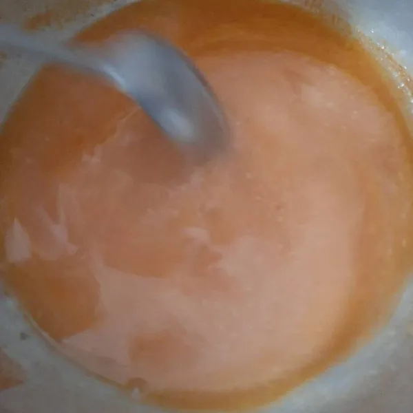 Saos rolade : panaskan mentega, tumis bawang putih dan bawang bombay hingga harum, masukkan semua bahan saos, lalu kentalkan dengan larutan maizena, aduk rata sampai mendidih lalu angkat dan saring.
